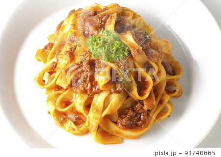 平打ちパスタのフィットチーネとトマトソースがよく絡んだ熱々ボロネーゼを白背景で俯瞰撮影 91740665