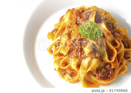 平打ちパスタのフィットチーネとトマトソースがよく絡んだ熱々ボロネーゼを白背景で俯瞰撮影 平打ちパスタのフィットチーネとトマトソースがよく絡んだ熱々ボロネーゼを白背景で俯瞰撮影 91740666