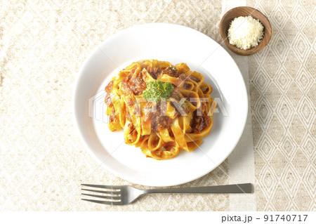 平打ちパスタのフィットチーネとトマトソースがよく絡んだボロネーゼにパルメザンチーズを添えて（俯瞰） 91740717