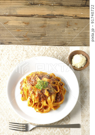平打ちパスタのフィットチーネとトマトソースがよく絡んだボロネーゼにパルメザンチーズを添えて(俯瞰) 平打ちパスタのフィットチーネとトマトソースがよく絡んだボロネーゼにパルメザンチーズを添えて(俯瞰) 91740722