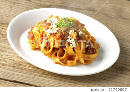 平打ちパスタのフィットチーネとトマトソースがよく絡んだ熱々ボロネーゼにパルメザンチーズがけ 平打ちパスタのフィットチーネとトマトソースがよく絡んだ熱々ボロネーゼにパルメザンチーズがけ 91740807