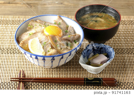 カットレモンと卵黄が乗った熱々豚トロ丼、焼き肉丼と蕪のお新香と味噌汁 カットレモンと卵黄が乗った熱々豚トロ丼、焼き肉丼と蕪のお新香と味噌汁 91741163