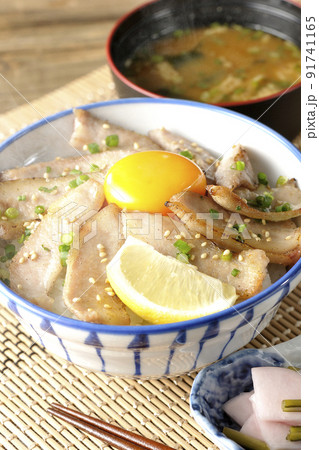 カットレモンと卵黄が乗った熱々豚トロ丼、焼き肉丼と蕪のお新香と味噌汁 カットレモンと卵黄が乗った熱々豚トロ丼、焼き肉丼と蕪のお新香と味噌汁 91741165