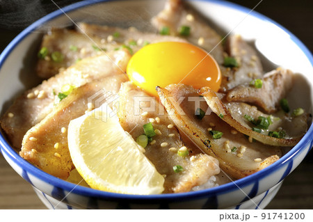 カットレモンと卵黄が乗った熱々豚トロ丼、焼き肉丼 91741200
