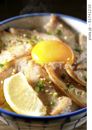カットレモンと卵黄が乗った熱々豚トロ丼、焼き肉丼 91741210