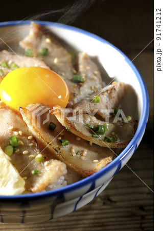 カットレモンと卵黄が乗った熱々豚トロ丼、焼き肉丼 カットレモンと卵黄が乗った熱々豚トロ丼、焼き肉丼 91741212