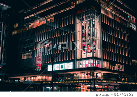 博多駅周辺のライトアップされた高層ビル 91741255