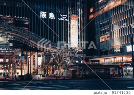 博多駅前の賑わう風景 91741256