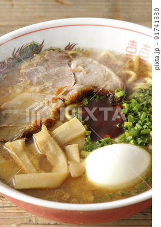 大きなチャーシューとメンマやゆで卵や万能ねぎと辛味噌が乗っている熱々豚骨醤油ラーメン 大きなチャーシューとメンマやゆで卵や万能ねぎと辛味噌が乗っている熱々豚骨醤油ラーメン 91741330