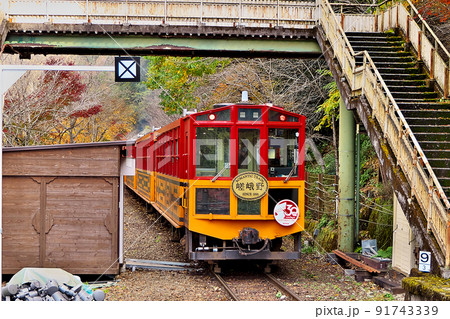 トロッコ保津峡駅を出発した嵯峨野観光鉄道トロッコ列車最後部車両 91743339