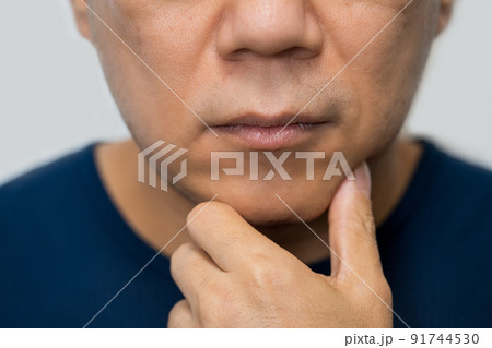 顎に手を当てる男性 91744530