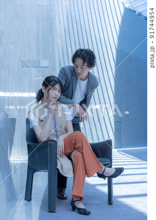 若い男女のポートレート 91744954
