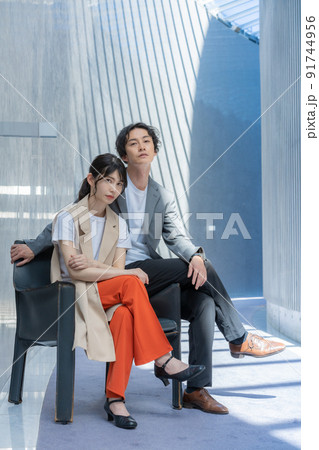 若い男女のポートレート 91744956