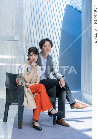 若い男女のポートレート 91744957
