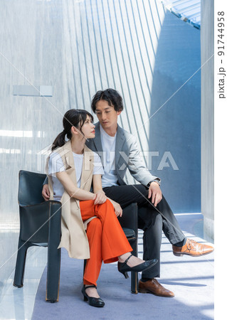 若い男女のポートレート 91744958
