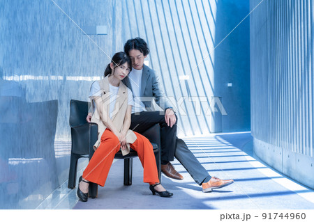 若い男女のポートレート 91744960