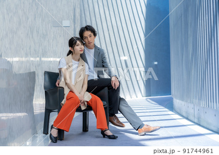 若い男女のポートレート 91744961