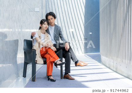 若い男女のポートレート 91744962