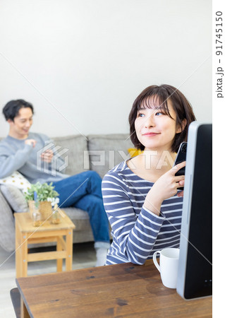 自宅のテーブルでパソコン作業をする主婦 自宅のテーブルでパソコン作業をする主婦 91745150