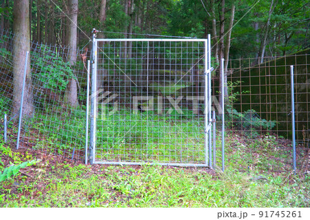 遊歩道に設置されたイノシシ避けのゲート　岡山県美作市 91745261
