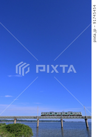 快晴の青空下を走るJR鹿島線E131系 91745454