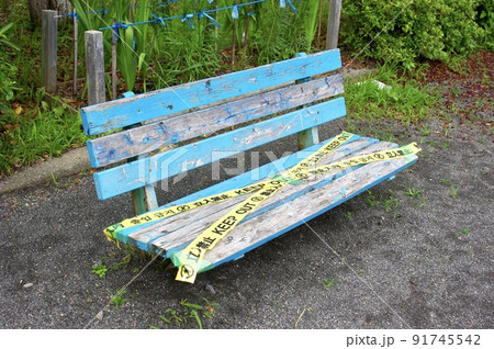 立入禁止のテープが貼られたベンチ 91745542