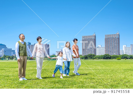 公園で手を繋いで散歩する家族三世代 91745558