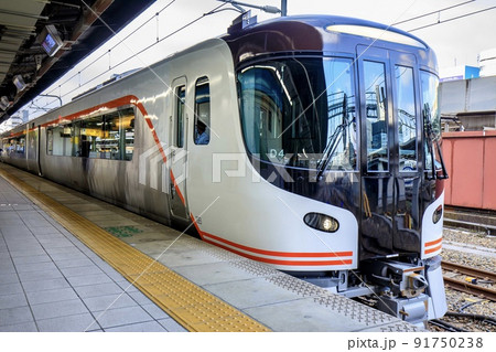 名古屋駅に停車中のHC85系高山本線特急ひだ 名古屋駅に停車中のHC85系高山本線特急ひだ 91750238