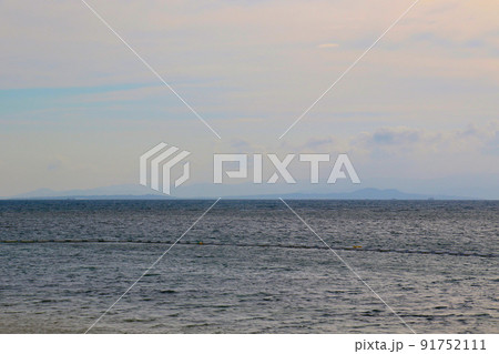 石垣島　フサキビーチより西表島を望む 91752111