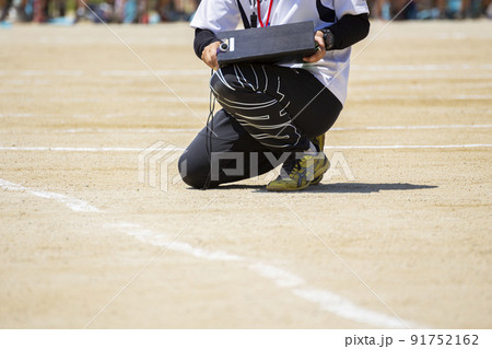 運動会で次の予定を確認する先生 運動会で次の予定を確認する先生 91752162