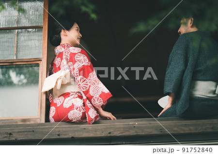 窓辺に座る浴衣の男女 91752840