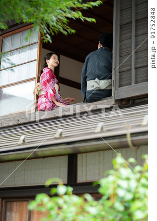 窓辺に座る浴衣の男女 91752848
