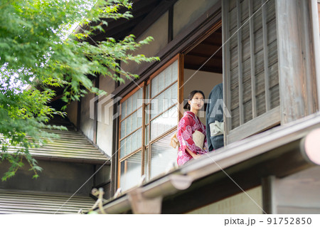 窓辺に座る浴衣の男女 窓辺に座る浴衣の男女 91752850