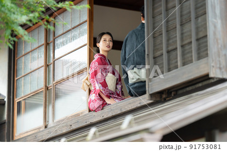 窓辺に座る浴衣の男女 91753081