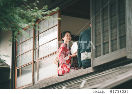 窓辺に座る浴衣の男女 窓辺に座る浴衣の男女 91753085