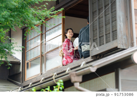 窓辺に座る浴衣の男女 窓辺に座る浴衣の男女 91753086