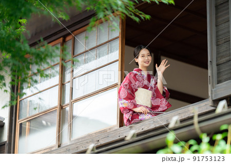 日本家屋と浴衣の女性 91753123