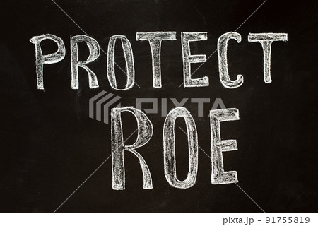 Feminist women fight for their rights. U.S. court overturns abortion law. A wave of protests in the U.S 91755819