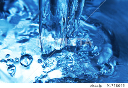 水・水飛沫・波紋・水柱・波紋 91758046