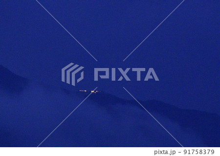 長野県南牧村、平沢峠から見る赤岳直下、稜線上の展望荘の灯り 91758379