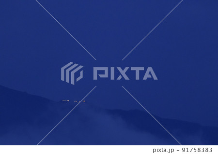 長野県南牧村、平沢峠から見る赤岳直下、稜線上の展望荘の灯り 91758383