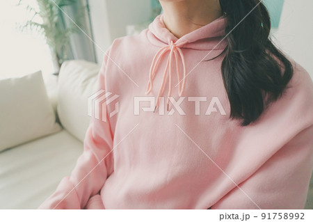 パーカーの紐を結ぶ 91758992