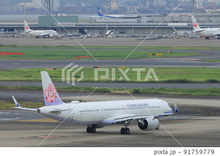 滑走路に向かう旅客機 ジェット機 空港 旅イメージ 出発イメージ 滑走路に向かう旅客機 ジェット機 空港 旅イメージ 出発イメージ 91759779