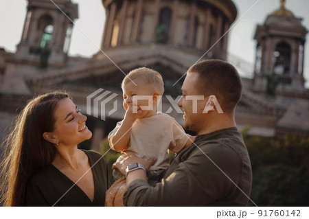 happy family in front of st Isaac's Cathedral, Saint petersburg. summer in city happy family in front of st Isaac's Cathedral, Saint petersburg. summer in city 91760142