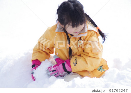 雪遊び女の子 91762247