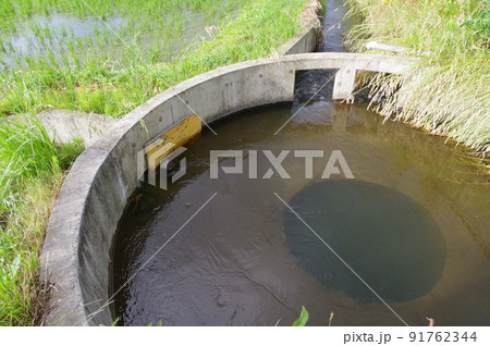 長野県の灌漑施設 西天竜幹線水路 円筒分水群「御口32号」 特徴的な灌漑施設 長野県の灌漑施設 西天竜幹線水路 円筒分水群「御口32号」 特徴的な灌漑施設 91762344
