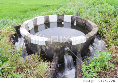 長野県の灌漑施設　西天竜幹線水路　円筒分水群「御口32号2」　特徴的な灌漑施設 91762726