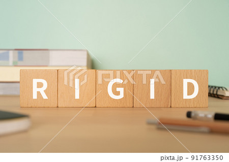 「RIGID」と書かれたブロックが置かれたデスク 91763350