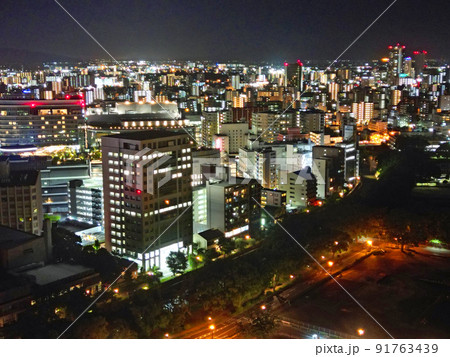 熊本城周辺の森から高層ビル群の空撮 91763439