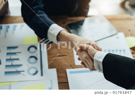 Asian entrepreneurs handshakes to congratulate the agreement between the two companies to enhance investment and financial strength. deal concept. Asian entrepreneurs handshakes to congratulate the agreement between the two companies to enhance investment and financial strength. deal concept. 91763847